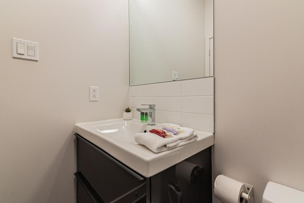 2 Bedroom Luxury In The Mile End By Den Stays Montréal Kültér fotó